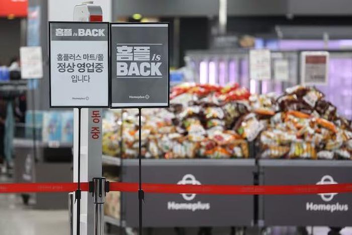 Một thông báo về việc hoạt động kinh doanh bình thường trở lại đã được dán tại một cửa hàng Homeplus ở Seoul. Tất cả 67 chi nhánh Homeplus, bắt đầu mở cửa thử nghiệm từ ngày 7, sẽ chính thức hoạt động bình thường vào ngày 13. Ảnh: Yonhap News