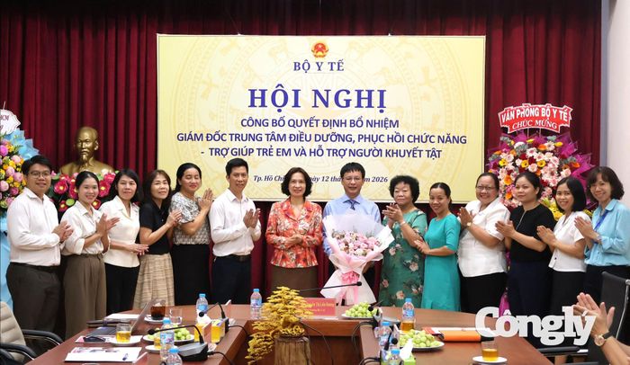 Hội nghị tặng hoa và chụp hình lưu niệm