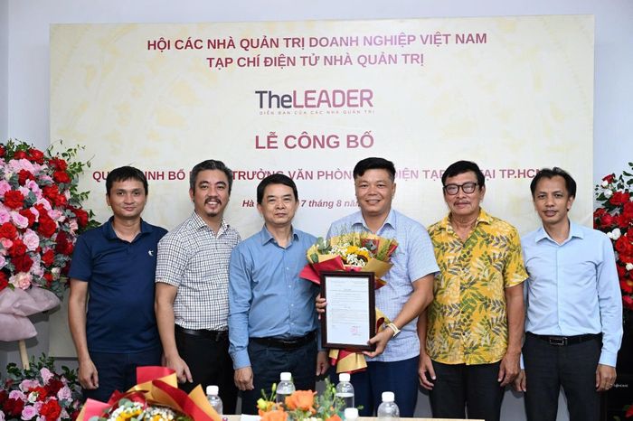 Ban biên tập TheLEADER chúc mừng nhà báo Hứa Văn Phương nhận nhiệm vụ mới. Ảnh: Hoàng Anh