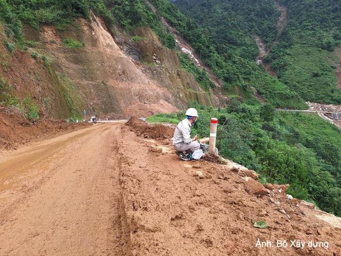 Bổ sung biển báo, đèn xoay Km65+200, Km67, Km68.
