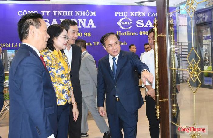 Thứ trưởng Nguyễn Văn Sinh và các đại biểu tham quan gian hàng trưng bày, giới thiệu sản phẩm tại triển lãm.