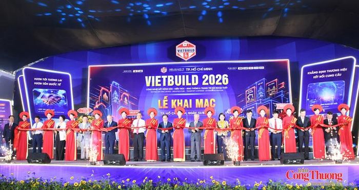 Thứ trưởng Bộ Xây dựng Nguyễn Văn Sinh cùng các đại biểu thực hiện nghi thức cắt băng khai mạc Triển lãm Quốc tế Vietbuild TP. Hồ Chí Minh 2026.