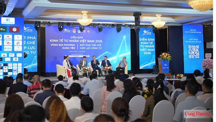 Các đại biểu trao đổi tại phiên đối thoại.