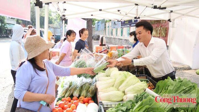 Ông Trần Công Hiếu (bìa phải) tại điểm bán hàng lưu động của Siêu thị Co.opmart Vũng Tàu. 