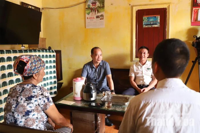 Đoàn công tác Bệnh viện Đa khoa tỉnh Thanh Hóa thăm gia đình anh anh Hoàng Văn N. - bệnh nhân được ghép tạng.