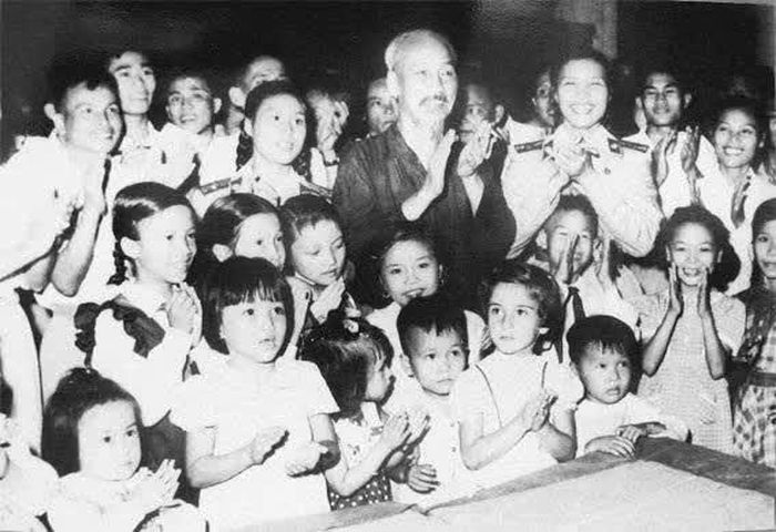 Sinh thời, Chủ tịch Hồ Chí Minh luôn dành tình yêu thương đặc biệt đối với các cháu thiếu niên, nhi đồng - thế hệ tương lai của đất nước. Ảnh: Tư liệu