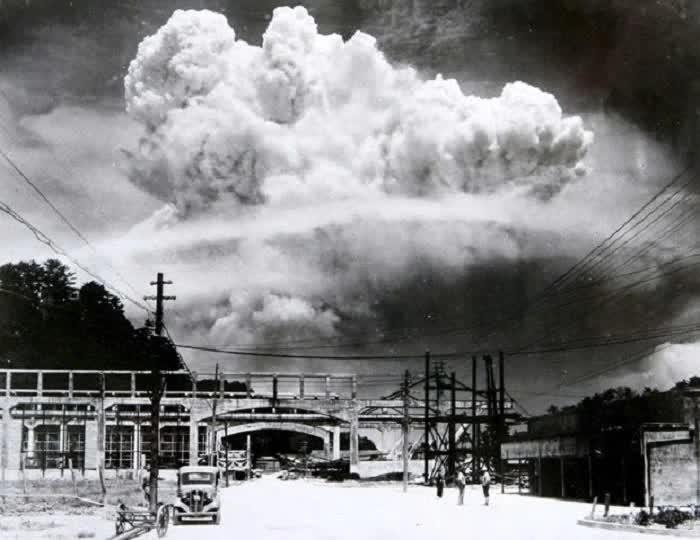 Bom nguyên tử hình thành đám mây hình nấm trên bầu trời Nagasaki vào ngày 9/8/1945. Ảnh: Getty Images