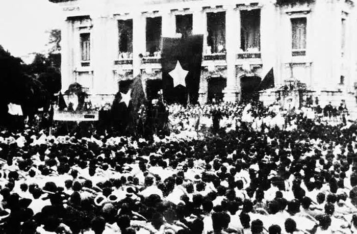 Mít tinh tại quảng trường Nhà hát Lớn (Hà Nội) ngày 19/8/1945. Ảnh tư liệu