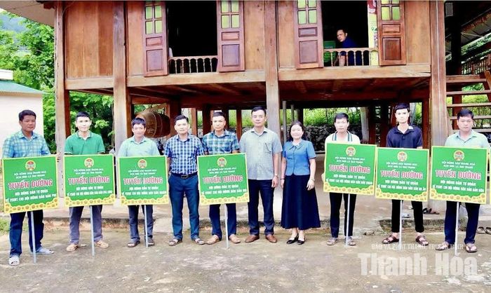 Chi hội nông dân bản Thanh Sơn thành lập và đưa vào hoạt động Câu lạc bộ “Nông dân BVMT”, “Nông dân với pháp luật”.