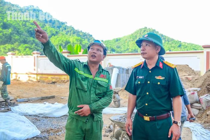 Trung tá Bùi Quốc Quân, Chỉ huy trưởng công trường Trường Nội trú liên cấp Tiểu học và THCS Tam Thanh cho biết, hiện đơn vị thi công đang triển khai 4 mũi thi công, với lực lượng nhân công thường xuyên dao động từ 300-320 người và 15 cán bộ kỹ thuật.