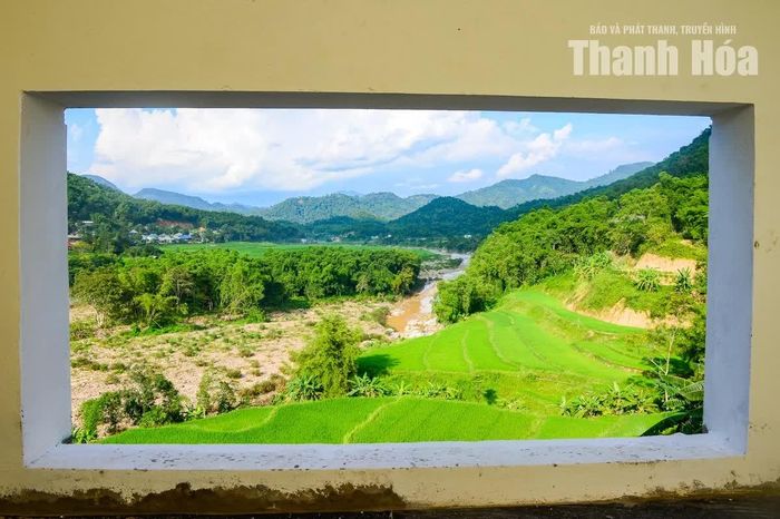 Từ lớp học nhìn qua ô cửa sổ ra là khung cảnh bình yên của vùng biên giới Tam Thanh.