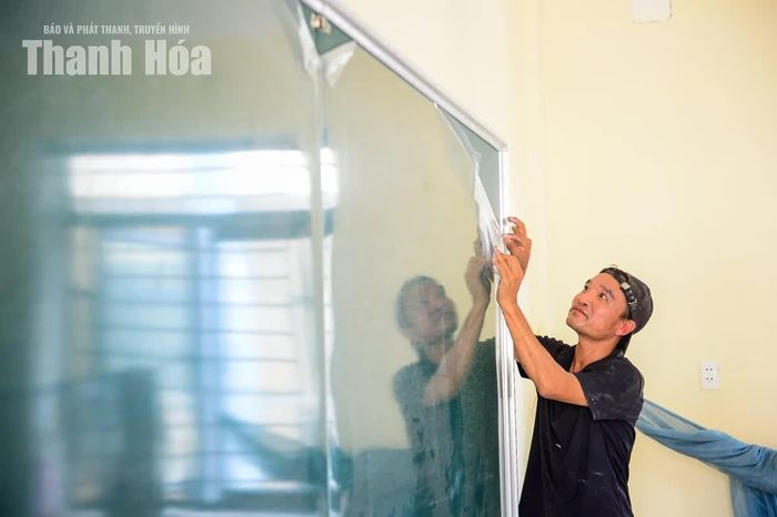 Do điều kiện thời tiết khó khăn nên đơn vị chủ động tập kết vật liệu, bố trí nhân lực và phương án thi công phù hợp để bảo đảm tiến độ. Khi trời mưa thì căng bạt để tổ chức thi công bên trong; còn khi trời nắng, tranh thủ thực hiện các hạng mục ngoài trời như xoa trát, sơn tường, ốp lát