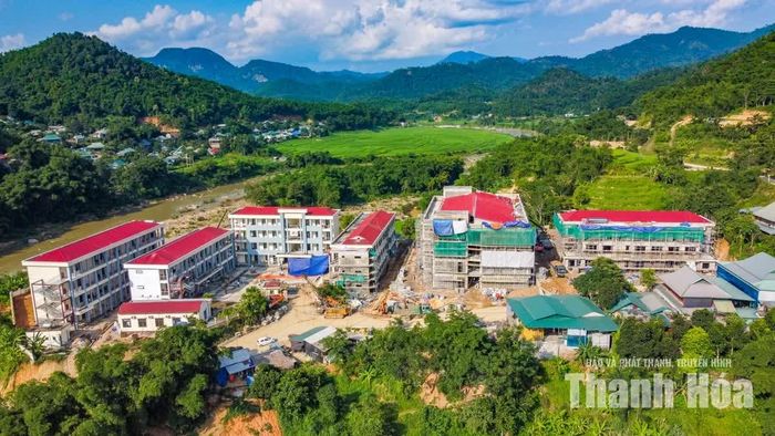 “Với học sinh vùng biên, ngôi trường mới sẽ mang đến một môi trường học tập khang trang, đầy đủ và tốt hơn, giúp các em yên tâm học tập, rèn luyện”, thầy Khoa cho biết.