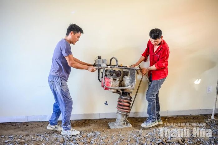 Tiếng máy đầm, máy xúc, xe vận chuyển vật liệu nối tiếp nhau hoạt động không kể ngày đêm.