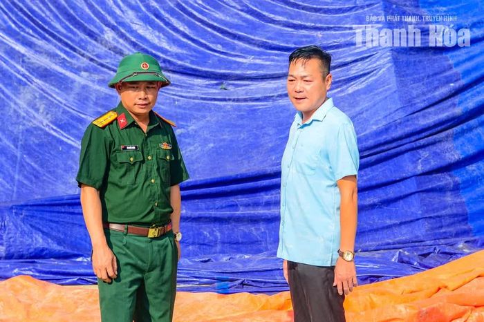 Thầy giáo Hà Văn Khoa (bên phải ảnh), Hiệu trưởng Trường Nội trú liên cấp Tiểu học và THCS Tam Thanh chia sẻ: “Thầy cô giáo và học sinh nhà trường rất phấn khởi khi ngôi trường sắp hoàn thành, đưa vào sử dụng”.
