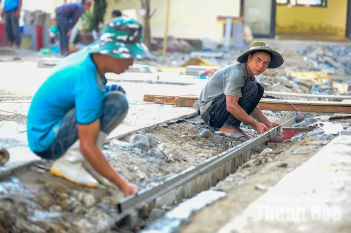 Theo Trung tá Bùi Quốc Quân, với tinh thần khẩn trương, tích cực, đơn vị thi công huy động tối đa nhân lực, tổ chức làm việc “3 ca, 4 kíp”, tranh thủ từng ngày, từng giờ để đẩy nhanh tiến độ công trình.