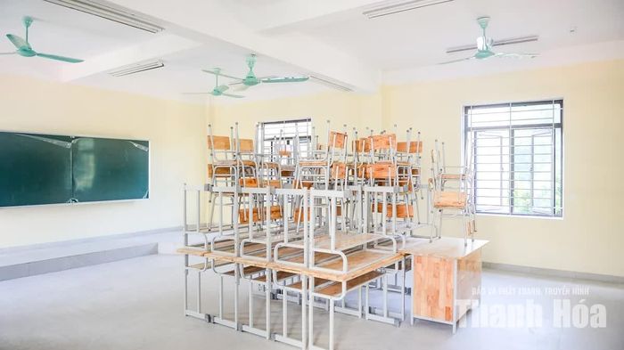Bên trong những lớp học, bàn ghế, trang thiết bị đã sẵn sàng cho năm học mới.