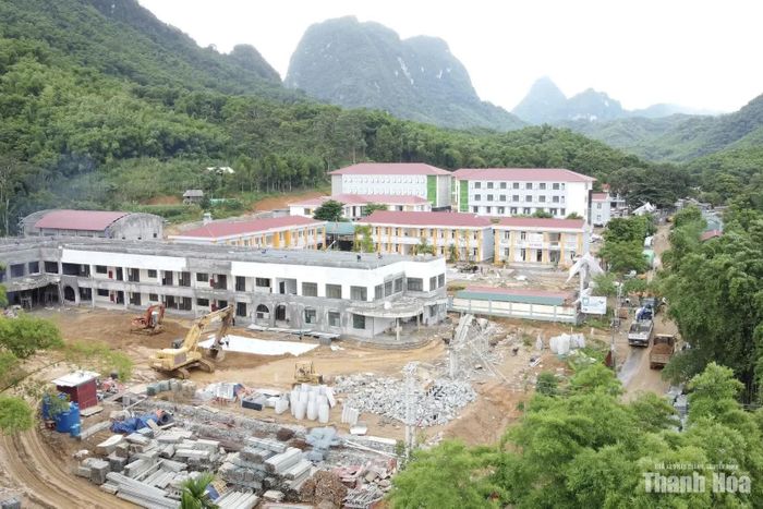Toàn cảnh công trường xây dựng Trường Nội trú liên cấp Tiểu học và THCS Sơn Thủy.