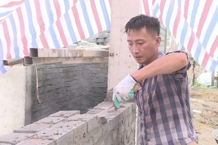 Việc thi công tường rào đang được triển khai đồng thời cùng nhiều hạng mục khác của dự án.
