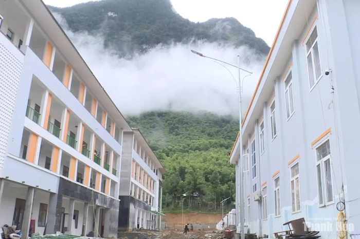 Dự án Trường Nội trú liên cấp Tiểu học và THCS Sơn Thủy do Ban Quản lý Dự án đầu tư Công trình giao thông Thanh Hóa làm chủ đầu tư; Xí nghiệp 12, Tổng Công ty CP Miền Trung là đơn vị thi công.