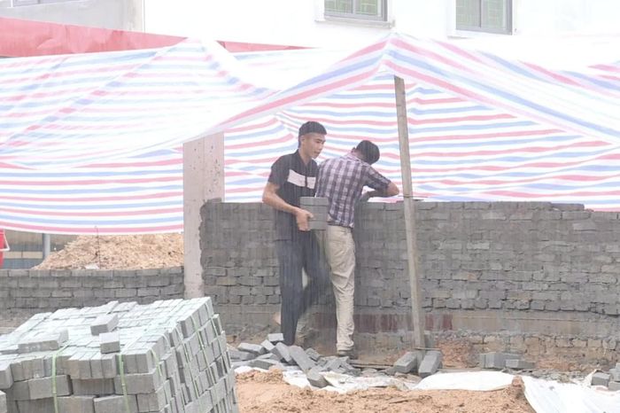 Đơn vị thi công che bạt từng khu vực để tránh mưa, đảm bảo tiến độ không bị gián đoạn.