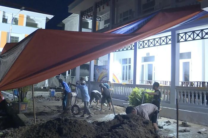 Trong giai đoạn nước rút, cán bộ, công nhân chia ca làm việc xuyên đêm.