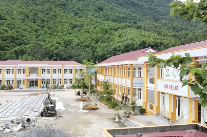 Trường Nội trú liên cấp Tiểu học và THCS Sơn Thủy có quy mô 30 lớp, 750 học sinh với tổng mức đầu tư khoảng 115 tỷ đồng. Dự kiến, công trình sẽ về đích đúng kế hoạch 30/8, sẵn sàng đón học sinh trong năm học mới.