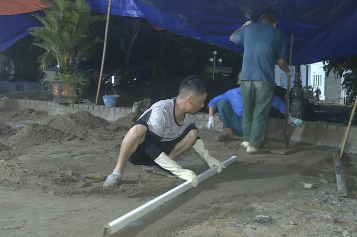 Bất kể thời gian, thời tiết, công nhân luôn trách nhiệm, tỉ mỉ thi công các hạng mục.