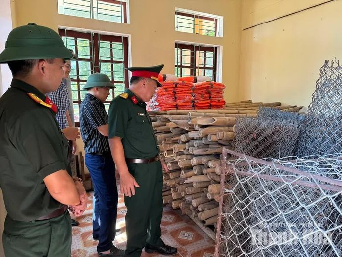 Đoàn công tác kiểm tra kho vật tư phòng, chống thiên tai tại xã Thiệu Hóa.