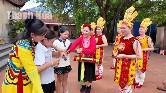 Các thành viên Câu lạc bộ Tú Huần tại làng Quỳ Chử bền bỉ gìn giữ nét đẹp văn hóa truyền thống và gieo tình yêu di sản vào thế hệ trẻ.