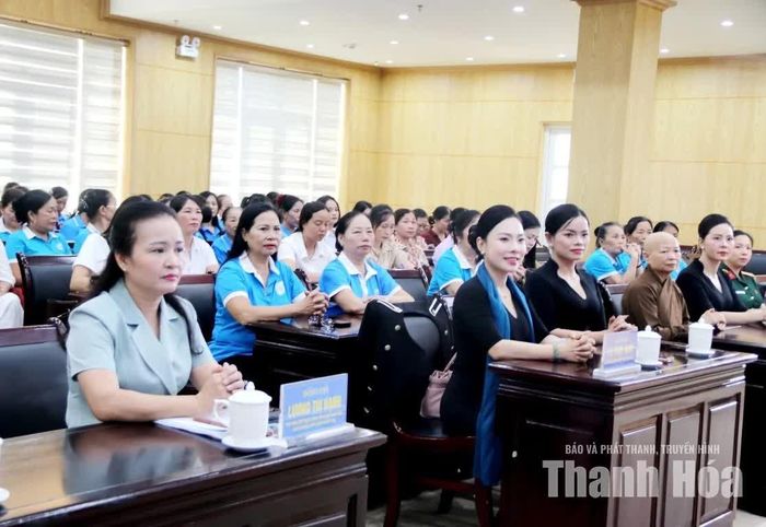 Lãnh đạo Hội LHPN tỉnh và các đại biểu dự hội nghị tập huấn.