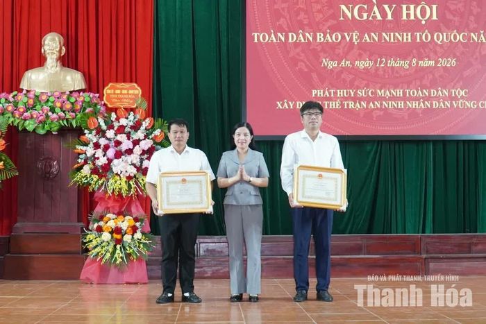 Chủ nhiệm Ủy ban Kiểm tra Tỉnh ủy Phạm Thị Thanh Thủy trao Bằng khen của Chủ tịch UBND tỉnh tặng Nhân dân và cán bộ xã Nga An.