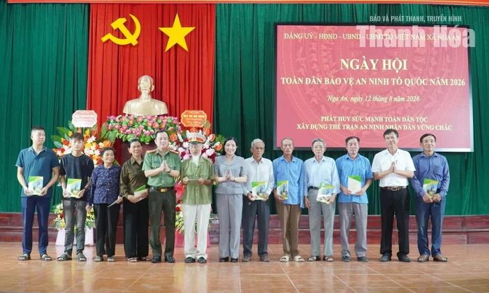 Chủ nhiệm Ủy ban Kiểm tra Tỉnh ủy Phạm Thị Thanh Thủy trao quà của UBND tỉnh cho các cá nhân tiêu biểu.