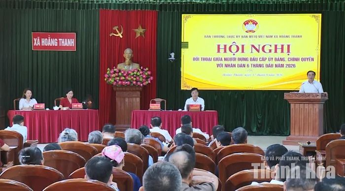 Bí thư Đảng ủy xã trao đổi, giải đáp những kiến nghị của người dân.
