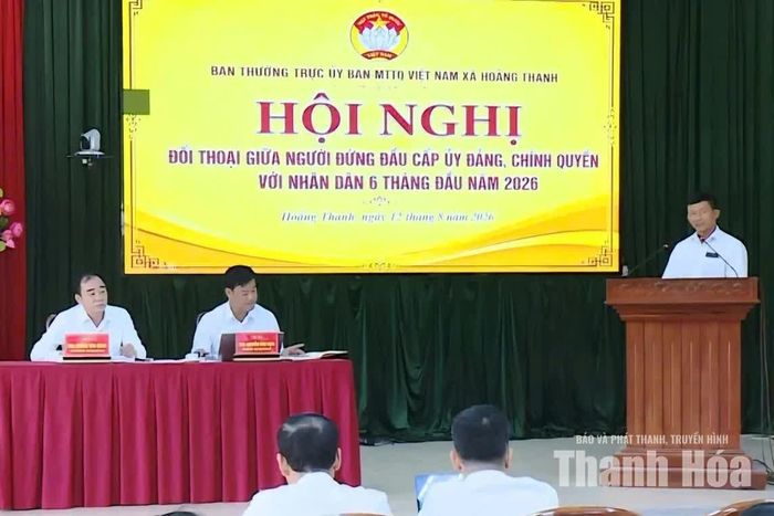 Người dân nêu ý kiến, kiến nghị tại hội nghị.