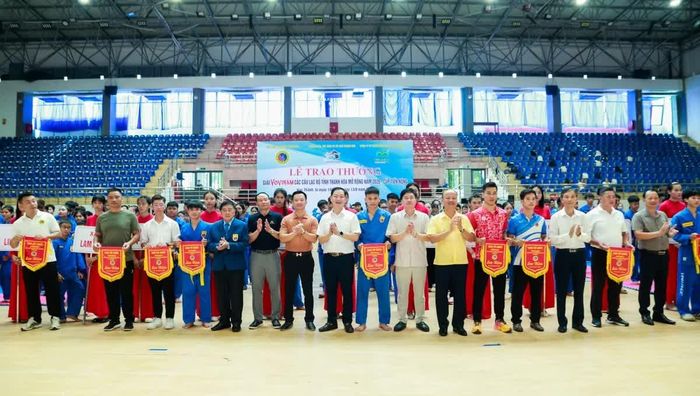 Ban Tổ chức trao cờ lưu niệm cho các đoàn VĐV.