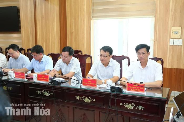 Các đại biểu dự buổi làm việc.