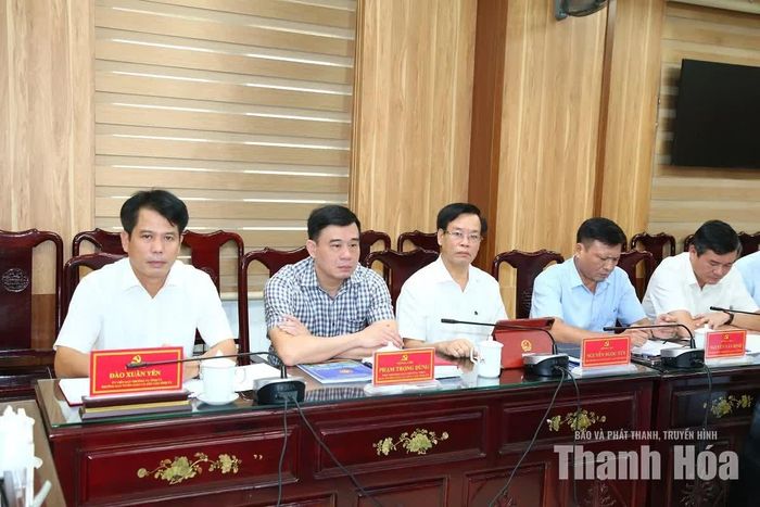 Các đại biểu dự buổi làm việc.