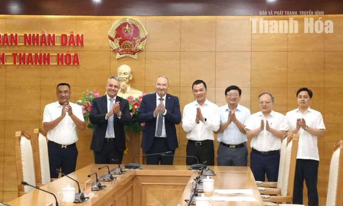 Các đại biểu chụp hình lưu niệm tại buổi làm việc.