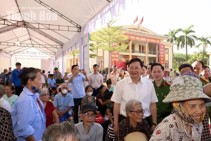 Phó Chủ tịch Thường trực UBND tỉnh Mai Xuân Liêm hỏi thăm sức khoẻ người dân đi khám bệnh tại chương trình.