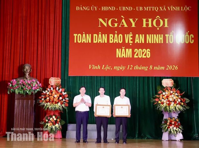 Phó Chủ tịch Thường trực UBND tỉnh Mai Xuân Liêm trao Bằng khen của Chủ tịch UBND tỉnh tặng các tập thể, cá nhân.