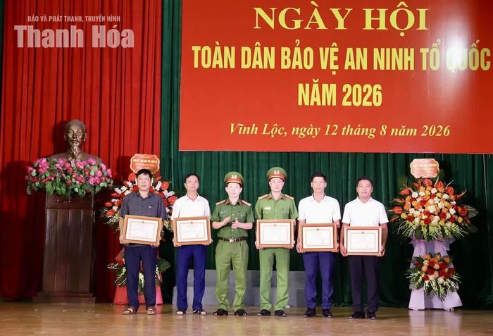 Lãnh đạo Công an tỉnh khen thưởng các tập thể, cá nhân.