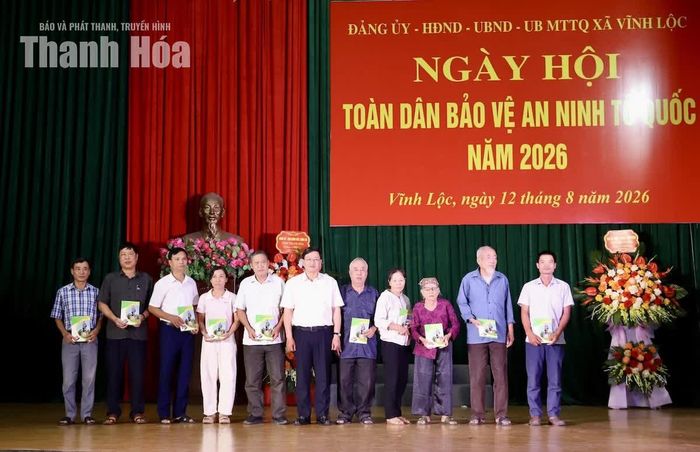 Phó Chủ tịch Thường trực UBND tỉnh Mai Xuân Liêm trao quà cho các hộ có hoàn cảnh khó khăn.