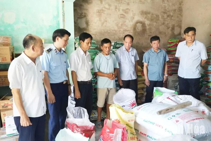 Đoàn giám sát tại một cơ sở kinh doanh vật tư nông nghiệp trên địa bàn xã Hoằng Hoá.