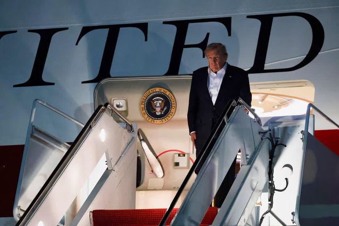 Tổng thống Mỹ Donald Trump trên chiếc Không lực Một mới do Qatar tặng, khi trở về Washington sau khi tham dự Hội nghị thượng đỉnh NATO tại Thổ Nhĩ Kỳ, ngày 9/7/2026. Ảnh: Reuters.