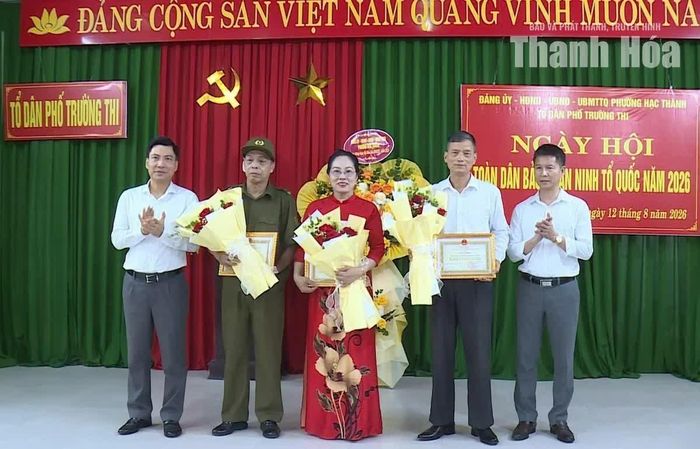 Bí thư Đảng ủy, Chủ tịch HĐND phường Hạc Thành Nguyễn Văn Biện trao Giấy khen của Chủ tịch UBND phường cho Nhân dân và cán bộ Tổ dân phố Trường Thi có thành tích xuất sắc trong phong trào Toàn dân bảo vệ ANTQ.