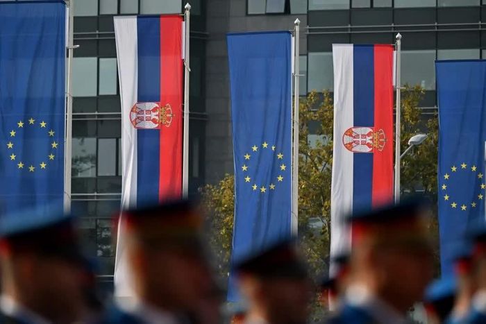 Cờ châu Âu và cờ Serbia được trưng bày tại Belgrade. Ảnh: The Moscow Times.