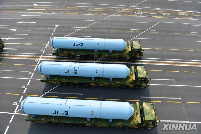 Tên lửa đạn đạo liên lục địa phóng từ tàu ngầm JL-2 của Trung Quốc tại lễ duyệt binh ở Bắc Kinh. Ảnh: Yonhap.