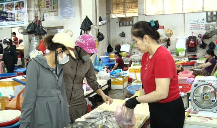 Người tiêu dùng cân nhắc kỹ lưỡng khi đi chợ để mua sản phẩm giá cả phải chăng.