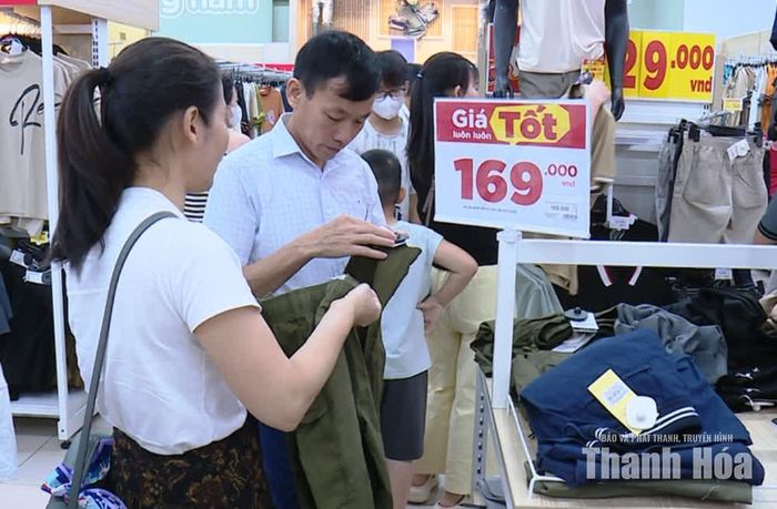 Quần áo giảm giá được người dân lựa chọn.